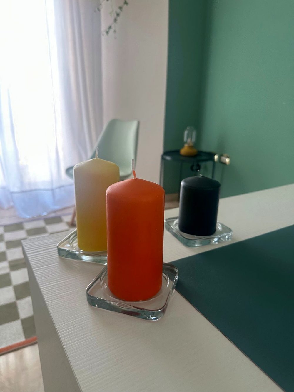 Candele accese sullo scaffale dello studio — l'invito a lasciar bruciare ciò che pesa
